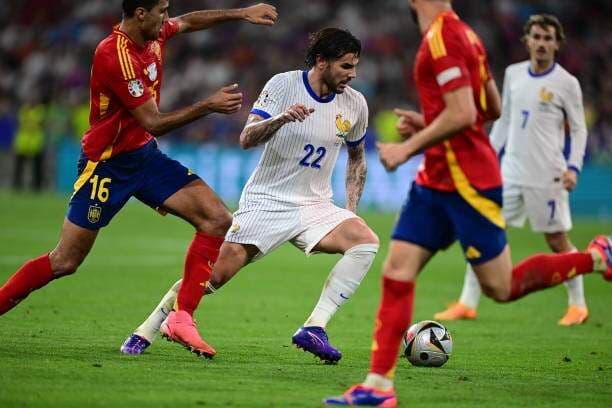 Rodri của Tây Ban Nha tranh chấp bóng với cầu thủ Pháp, thể hiện cuộc đối đầu chiến thuật