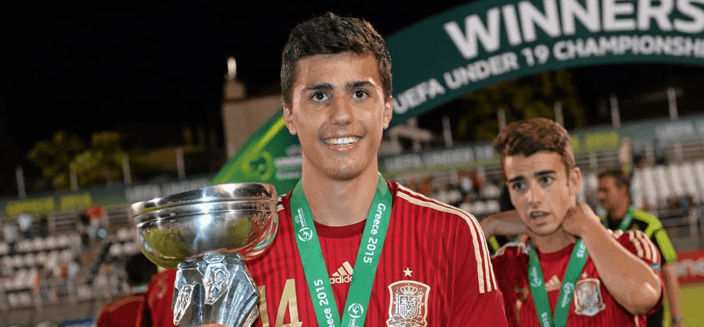 Rodri cùng cúp vô địch U19 châu Âu năm 2015, dấu ấn cho một khởi đầu mới