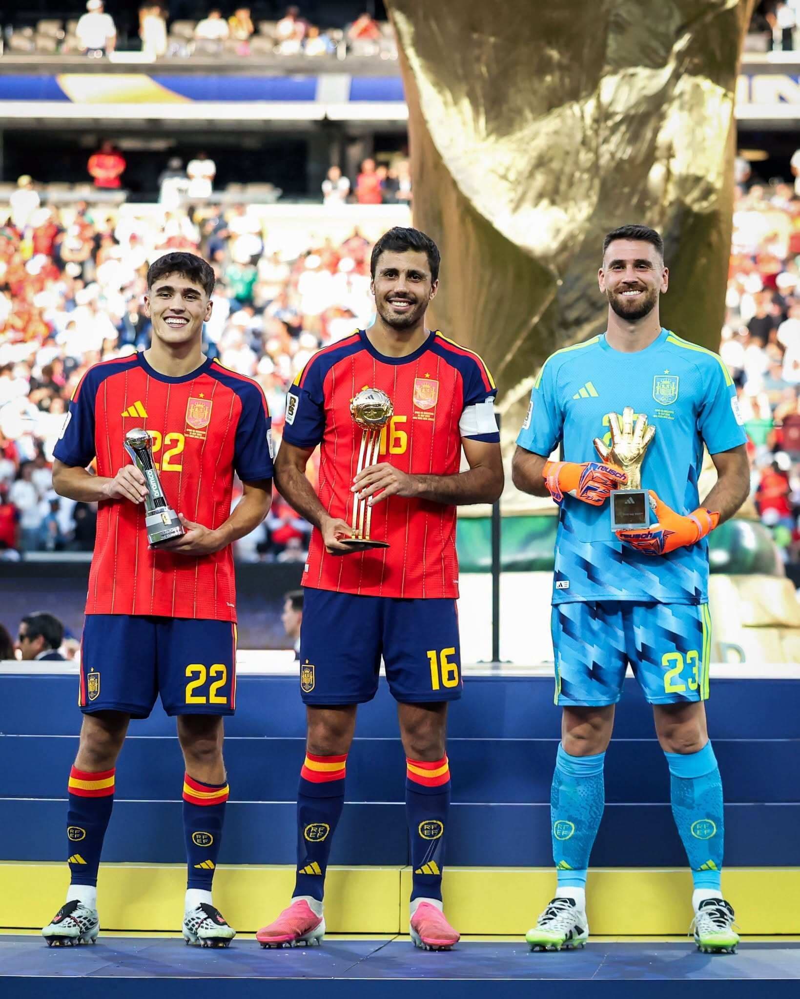 Rodri cùng đồng đội Cubarsi và Simon nhận các giải thưởng cá nhân tại World Cup 2026