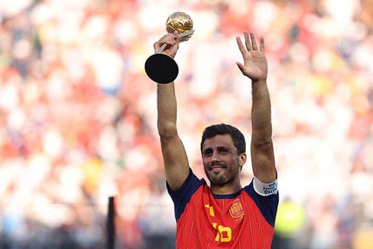 Rodri giơ cao Quả Bóng Vàng World Cup 2026