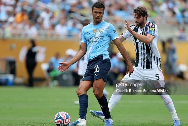 Rodri kiểm soát bóng, khẳng định vai trò trái tim tuyến giữa của Man City.