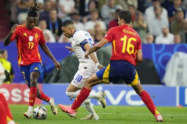Rodri và các đồng đội Tây Ban Nha đối đầu Kylian Mbappe của Pháp trong trận đấu căng thẳng
