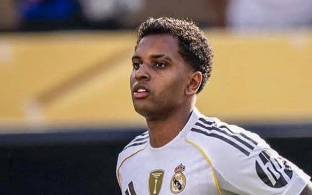 Rodrygo, cầu thủ được so sánh về mức lương với Noni Madueke trong chiến lược chuyển nhượng của Arsenal.