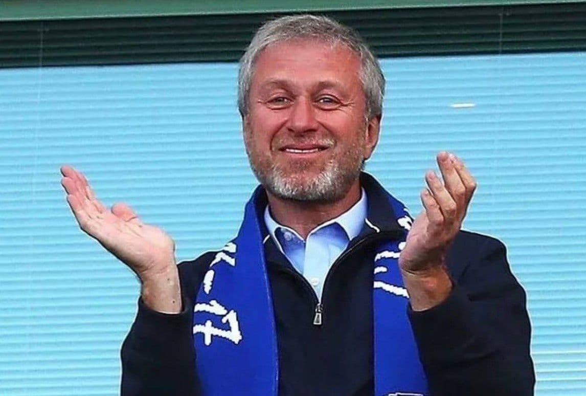 Roman Abramovich, cựu chủ sở hữu Chelsea, vẫy tay, tượng trưng cho các yếu tố tài chính và quản lý ảnh hưởng đến vận mệnh câu lạc bộ
