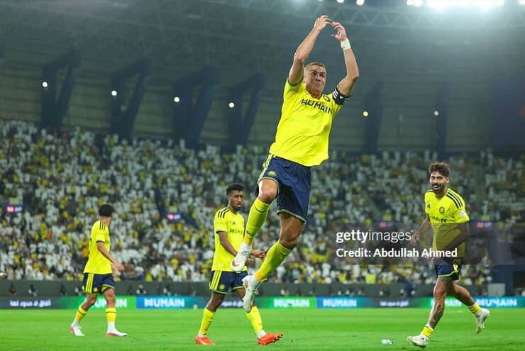 Ronaldo ăn mừng bàn thắng, khởi đầu kỷ nguyên mới cho bóng đá Saudi Arabia.
