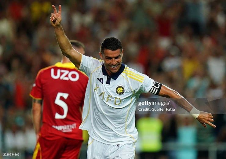 Ronaldo ăn mừng đầy tự tin, gửi thông điệp mạnh mẽ sau lùm xùm Quả bóng vàng.