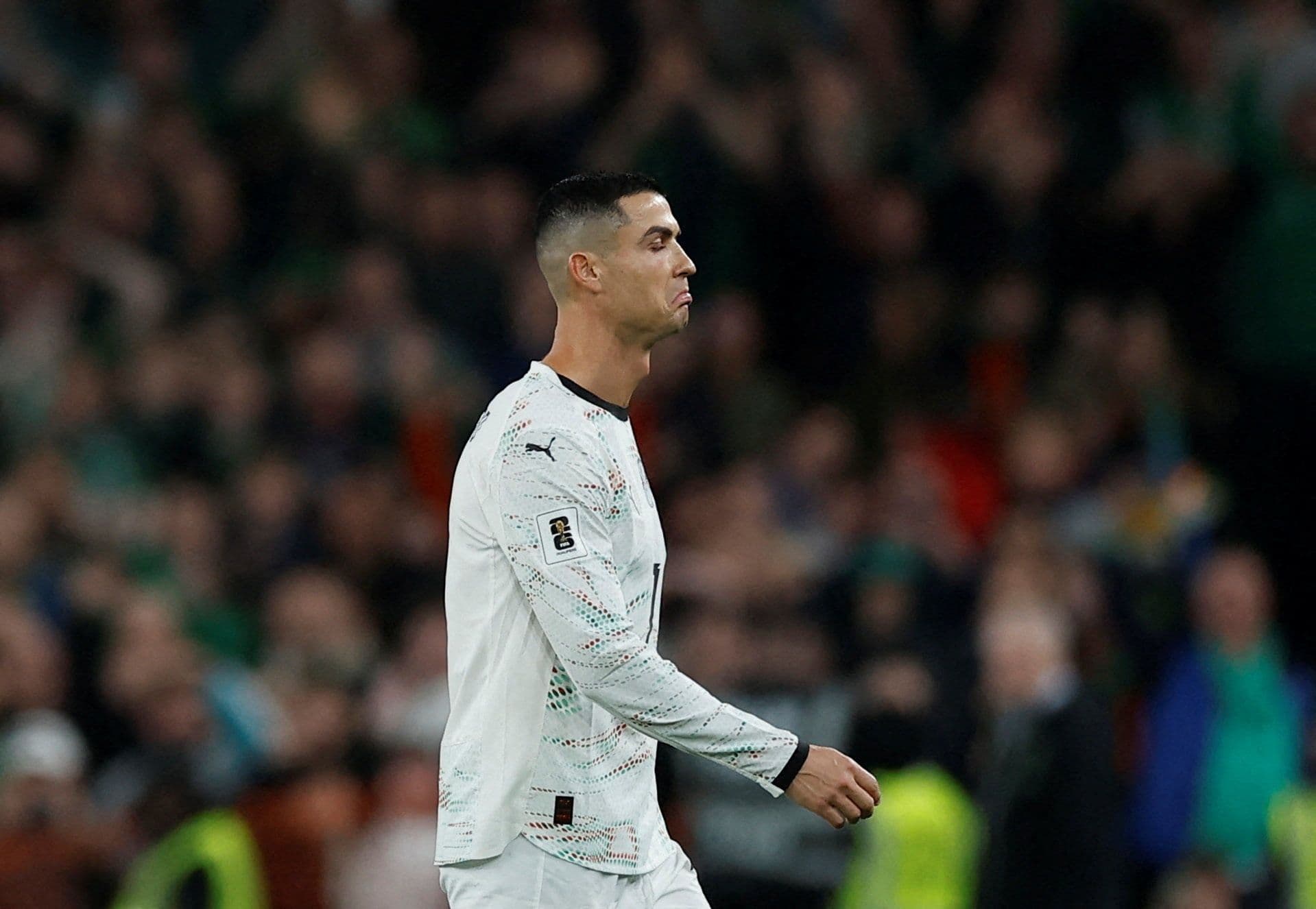 Ronaldo thất vọng rời sân sau khi nhận thẻ đỏ trực tiếp trong trận đấu.