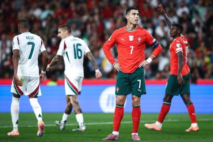 Ronaldo thất vọng sau trận hòa kịch tính của Bồ Đào Nha ở vòng loại World Cup.