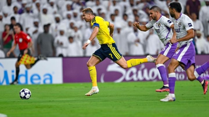 Ronaldo trong màu áo Al Nassr, thể hiện khả năng thích nghi và tiếp tục thi đấu đỉnh cao ở tuổi 41.