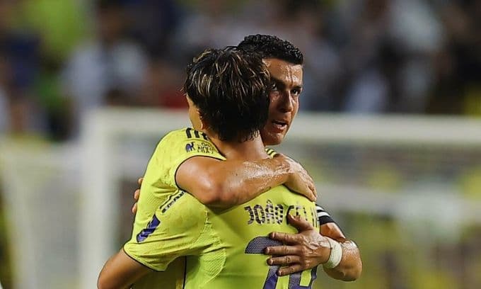 Ronaldo và Joao Felix ăn mừng chiến thắng lịch sử của Al Nassr trước Al Ittihad.