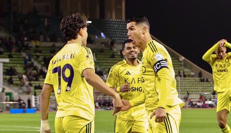 Ronaldo và Joao Félix ăn mừng bàn thắng, đánh dấu bước ngoặt chiến thắng cho Al Nassr.
