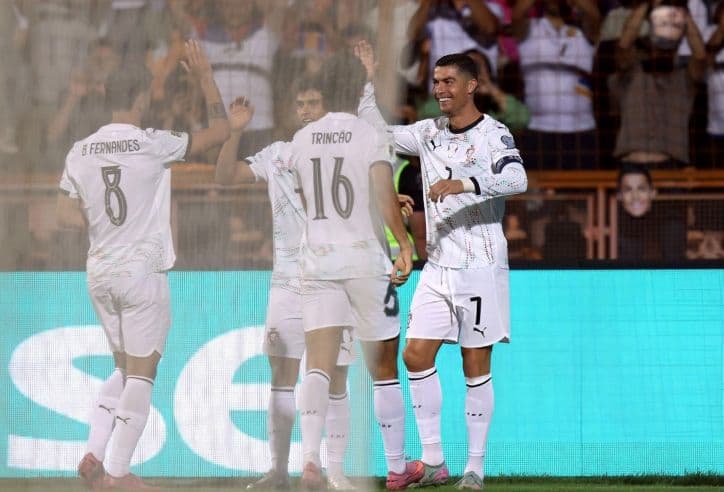 Ronaldo và đồng đội Bồ Đào Nha ăn mừng bàn thắng tại vòng loại World Cup.