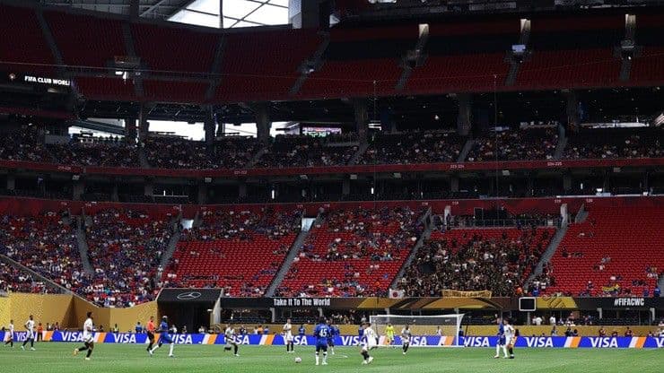 Rất nhiều ghế trống trên khán đài trong trận đấu giữa Chelsea và Los Angeles