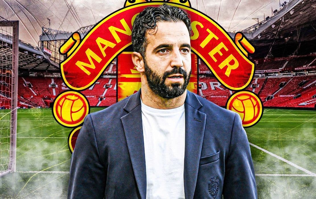 Ruben Amorim đứng trước biểu tượng Manchester United và sân Old Trafford, thể hiện áp lực trên vai.