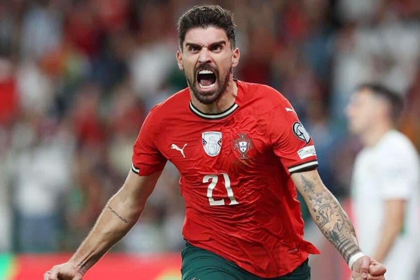 Ruben Neves ăn mừng bàn thắng quyết định giúp Bồ Đào Nha thắng kịch tính