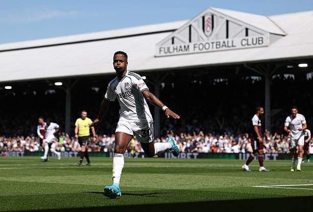 Ryan Sessegnon ăn mừng bàn thắng duy nhất giúp Fulham đánh bại Aston Villa.