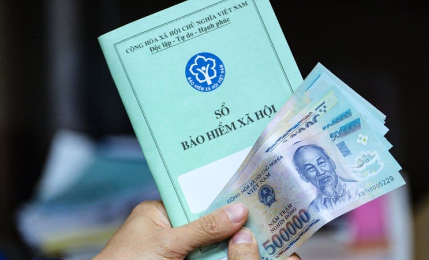 Sổ bảo hiểm xã hội và tiền mặt, biểu tượng của trợ cấp hưu trí và an sinh xã hội.