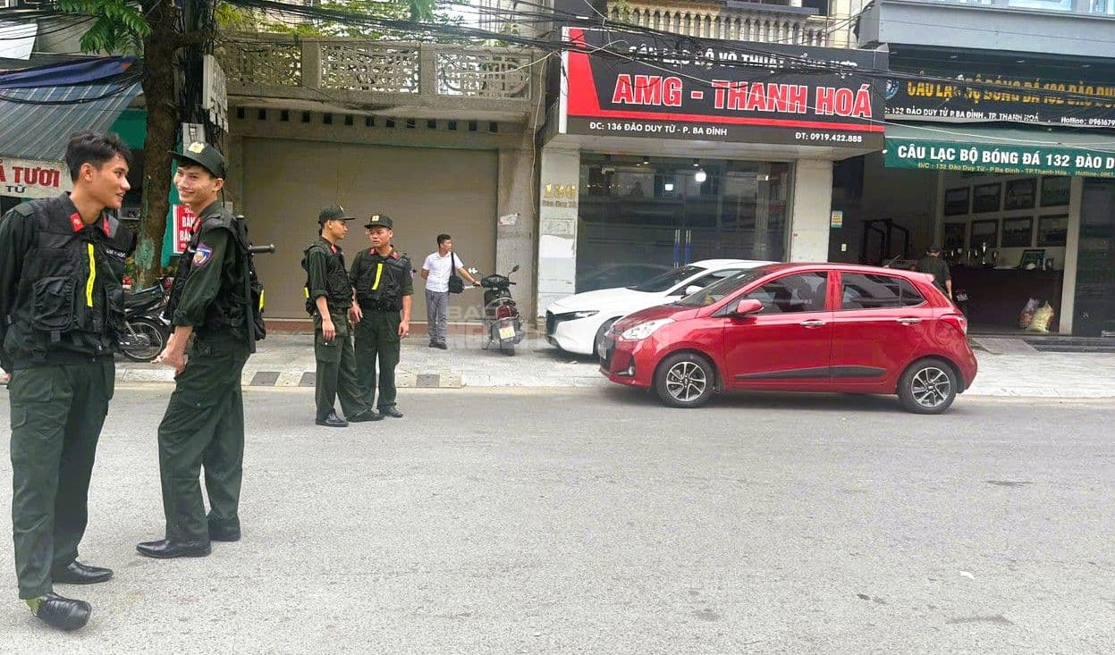 Sự hiện diện của lực lượng công an trên đường phố Thanh Hóa, thể hiện quyết tâm trấn áp tội phạm.