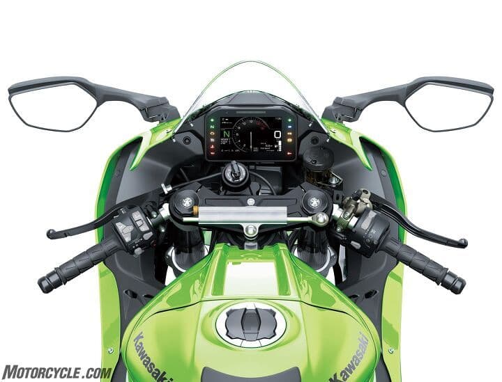 Sơ đồ minh họa các nâng cấp khí động học và khung gầm của Kawasaki ZX-10R 2026, bao gồm cánh gió, chiều cao trục càng sau và phuộc trước.