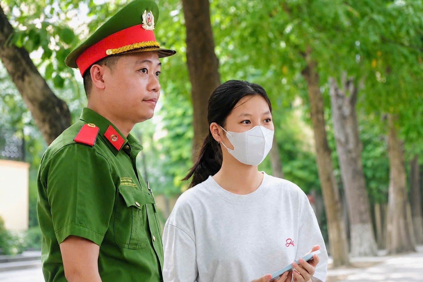 Sĩ quan Học viện An ninh nhân dân hướng dẫn thí sinh về điểm chuẩn và quy trình tuyển sinh 2026.