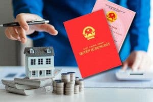 Sổ đỏ và mô hình nhà, biểu tượng cho các tài sản bất động sản bị kê biên và định giá trong vụ án Trương Mỹ Lan.