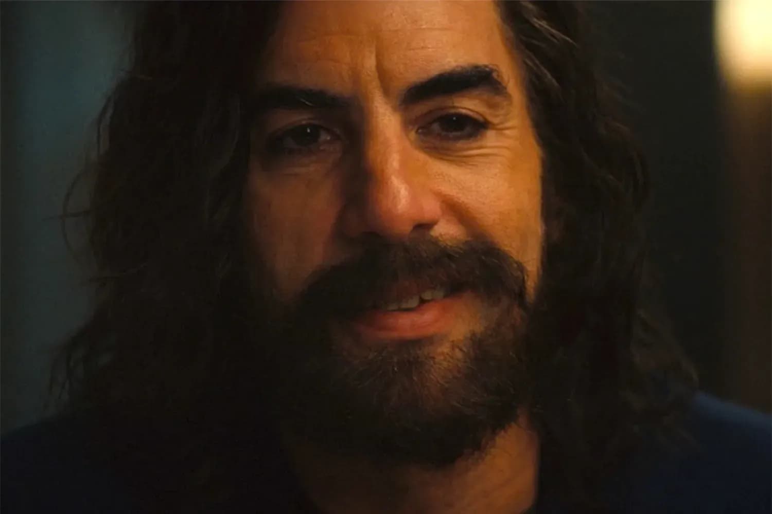 Sacha Baron Cohen trong vai Mephisto với vẻ ngoài đời thường trong Ironheart