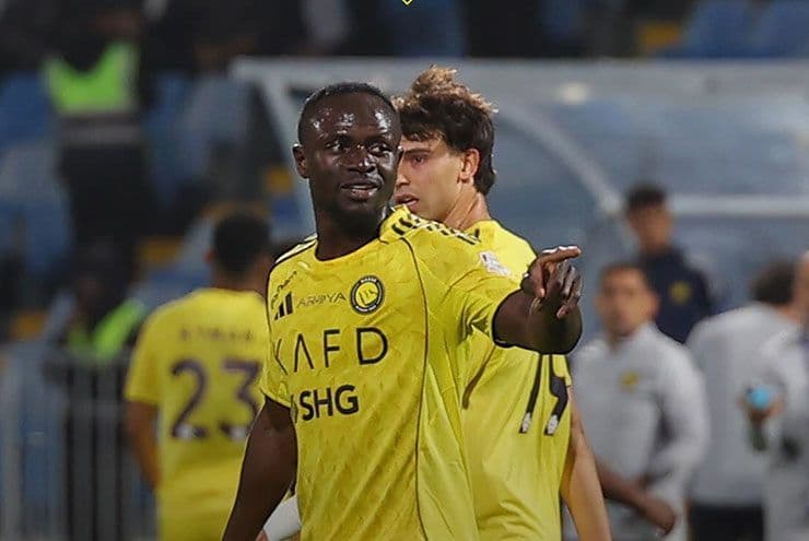 Sadio Mane tỏa sáng cho Al Nassr sau quyết định "đình công" của Ronaldo, phản ánh tình hình nội bộ.