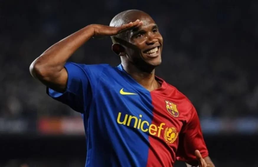 Samuel Eto'o, tượng đài bóng đá châu Phi, được so sánh với Achraf Hakimi về tầm ảnh hưởng.