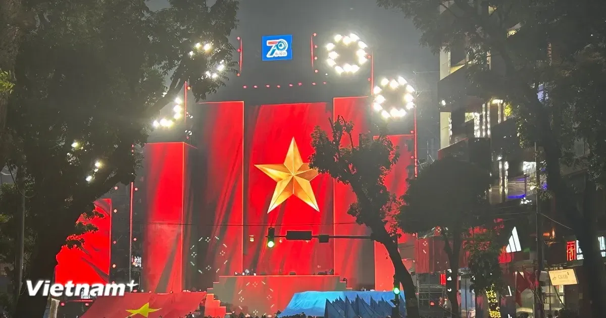 Sân khấu Đại nhạc hội Thanh niên 2026 hoành tráng với hình ảnh cờ đỏ sao vàng tại Quảng trường Đông Kinh Nghĩa Thục.