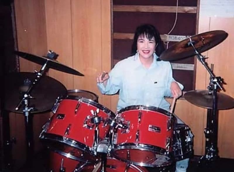Sanae Takaichi trẻ trung trong vai trò tay trống nhạc heavy metal.