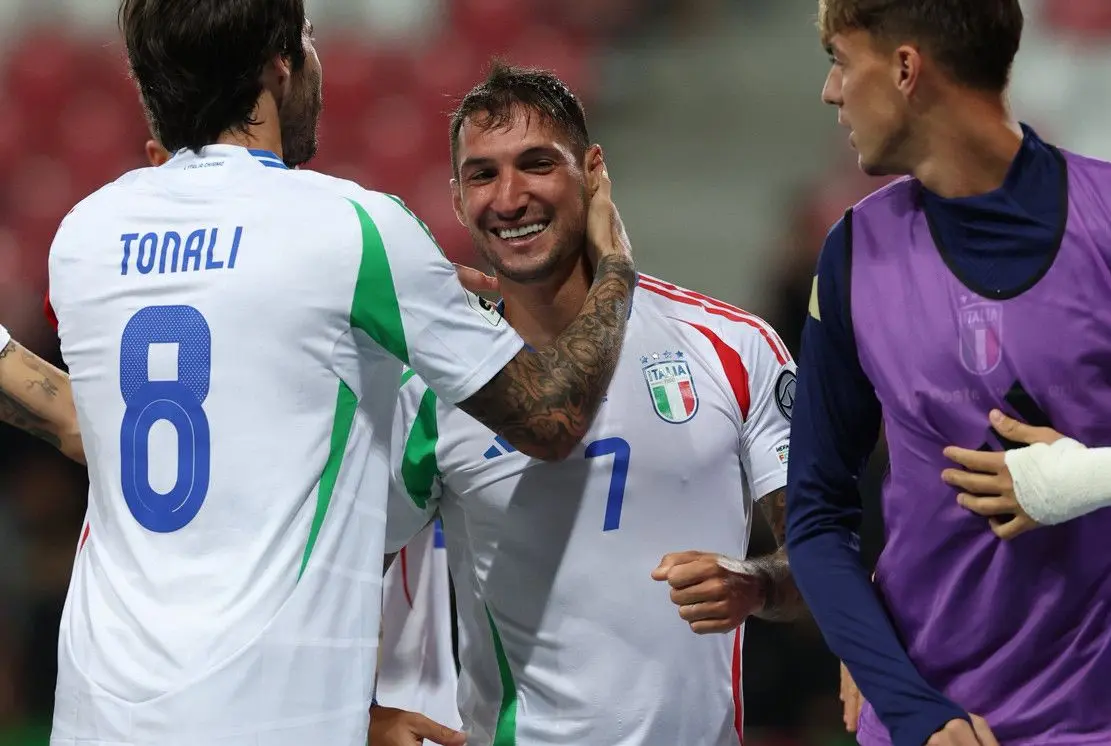 Sandro Tonali và Politano ăn mừng bàn thắng, thể hiện tinh thần quật khởi của Italia.