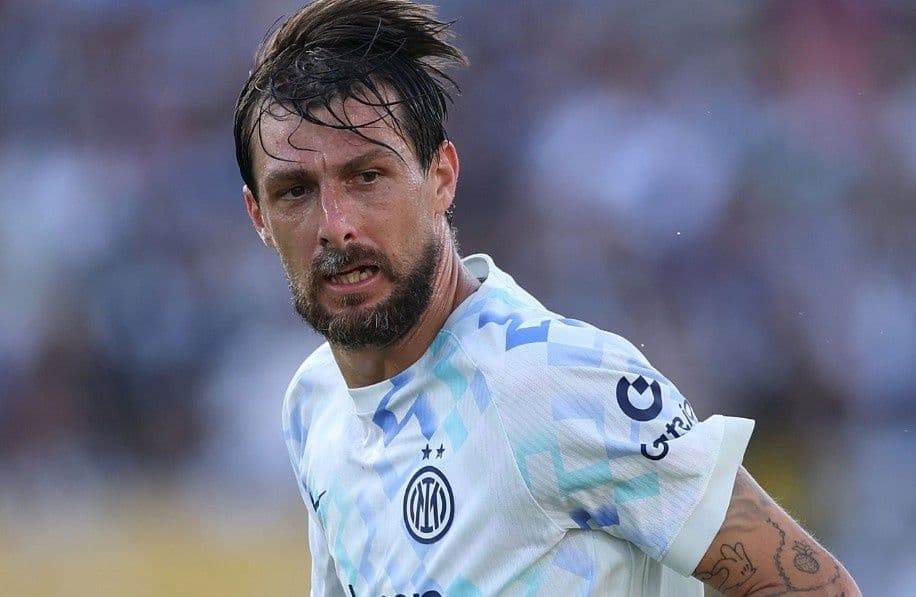 Sao Inter Milan doa danh fan PSG vi bi treu choc hinh anh