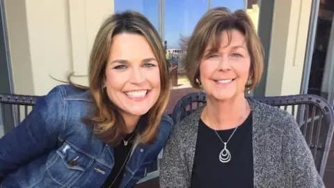 Savannah Guthrie và mẹ Nancy Guthrie mỉm cười trong một bức ảnh cá nhân, thể hiện vai trò của video trong việc lưu giữ ký ức và kết nối cảm xúc.