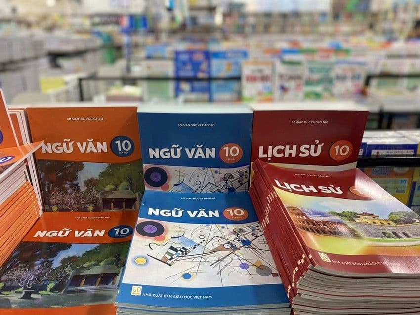 Sách giáo khoa Ngữ Văn và Lịch Sử, liên quan đến chính sách miễn phí sách giáo khoa.