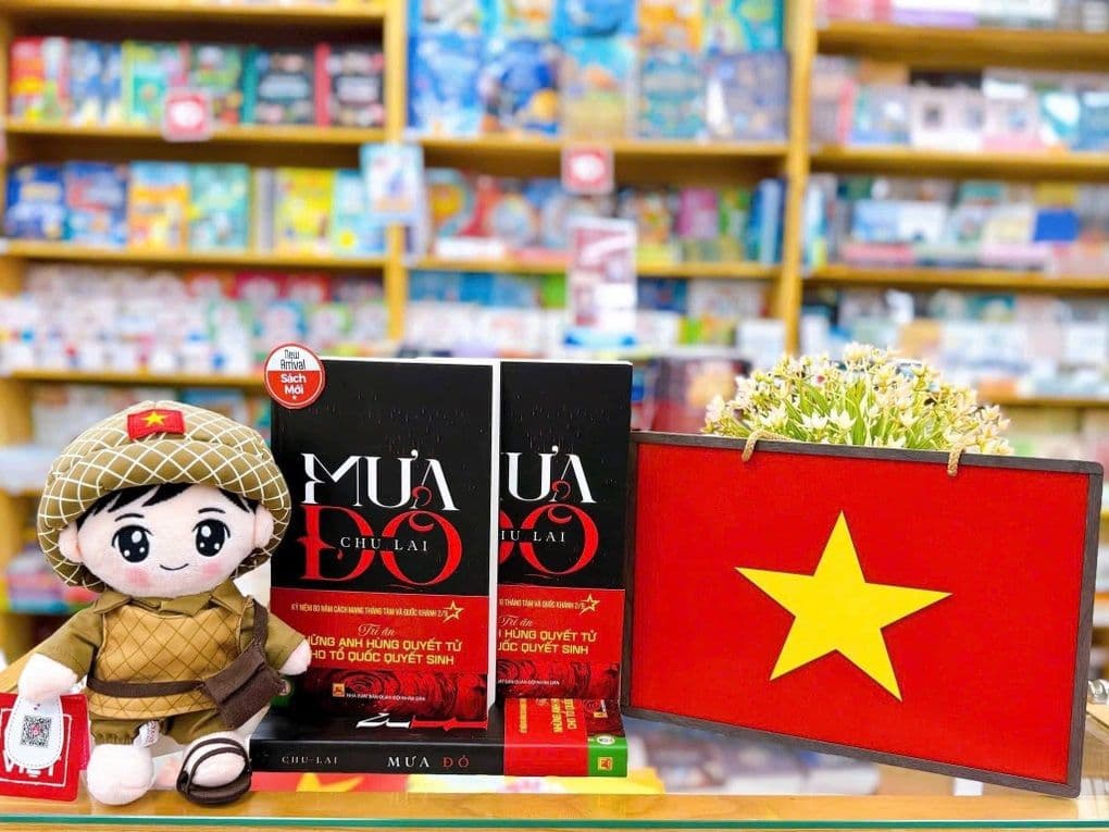 Sách 'Mưa Đỏ' cùng búp bê lính và cờ Tổ quốc, biểu tượng của lòng yêu nước và giá trị lịch sử
