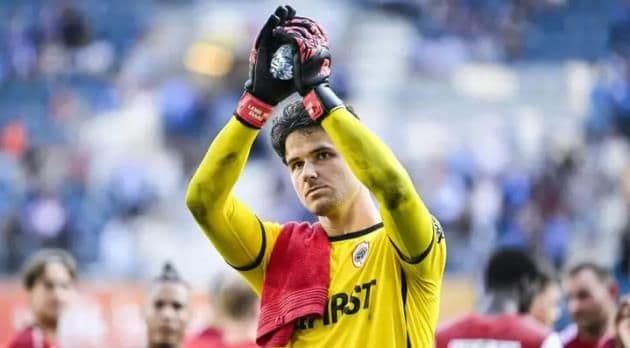 Senne Lammens, thủ môn trẻ tiềm năng được Manchester United nhắm đến, đang vỗ tay trên sân.