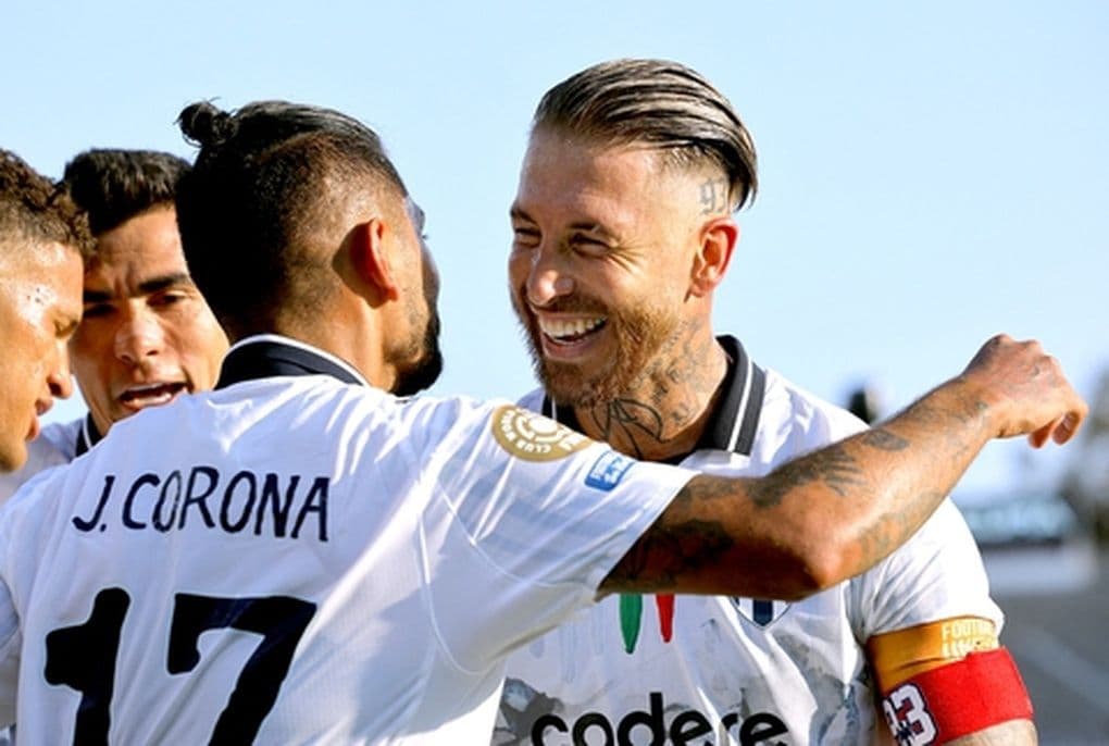 Sergio Ramos của Monterrey cười tươi cùng đồng đội, thể hiện tinh thần kiên cường và vai trò 'bức tường bê tông cốt thép'.