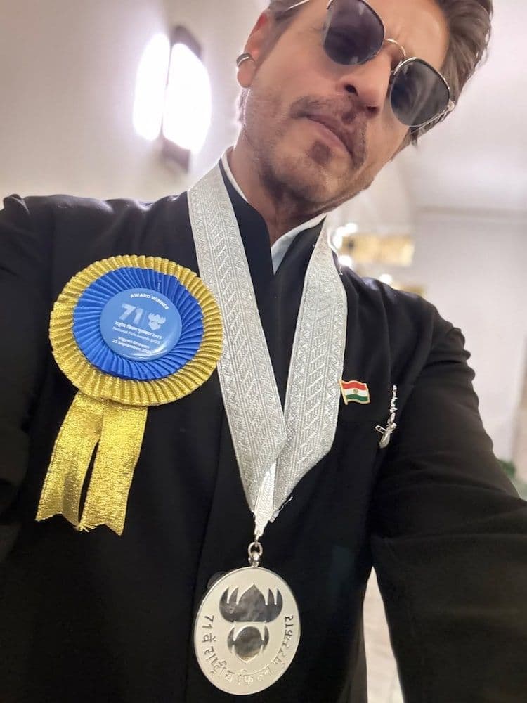 Shah Rukh Khan tự hào đeo huy chương Giải Thưởng Điện Ảnh Quốc Gia đầu tiên của mình.