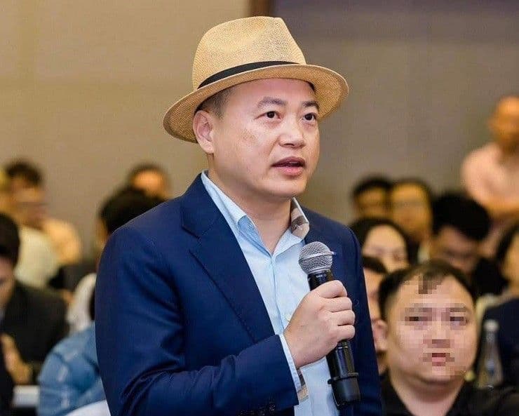 Shark Bình, nhân vật trung tâm trong vụ lùm xùm tiền số AntEx, phát biểu tại sự kiện.