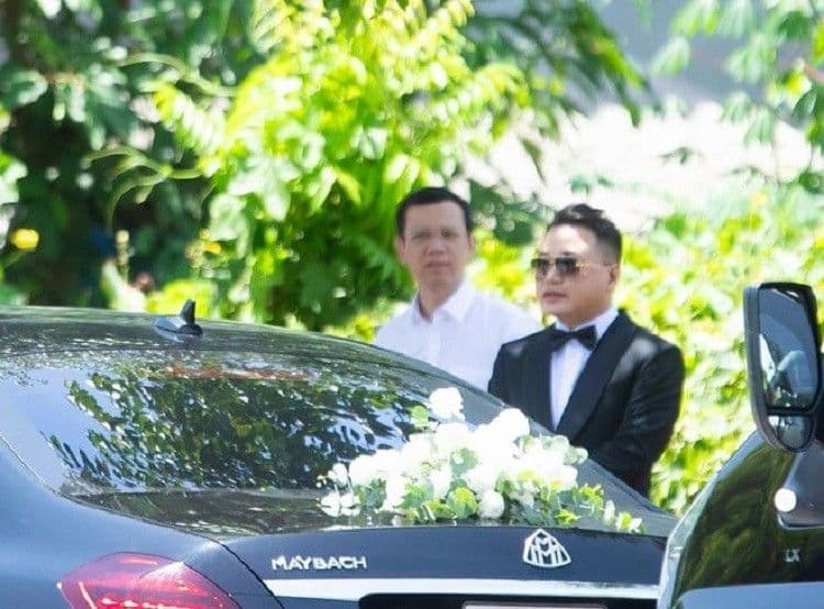 Shark Bình tự lái Mercedes-Maybach S600 trong đám hỏi, biểu tượng cho sự thành đạt và hạnh phúc cá nhân.