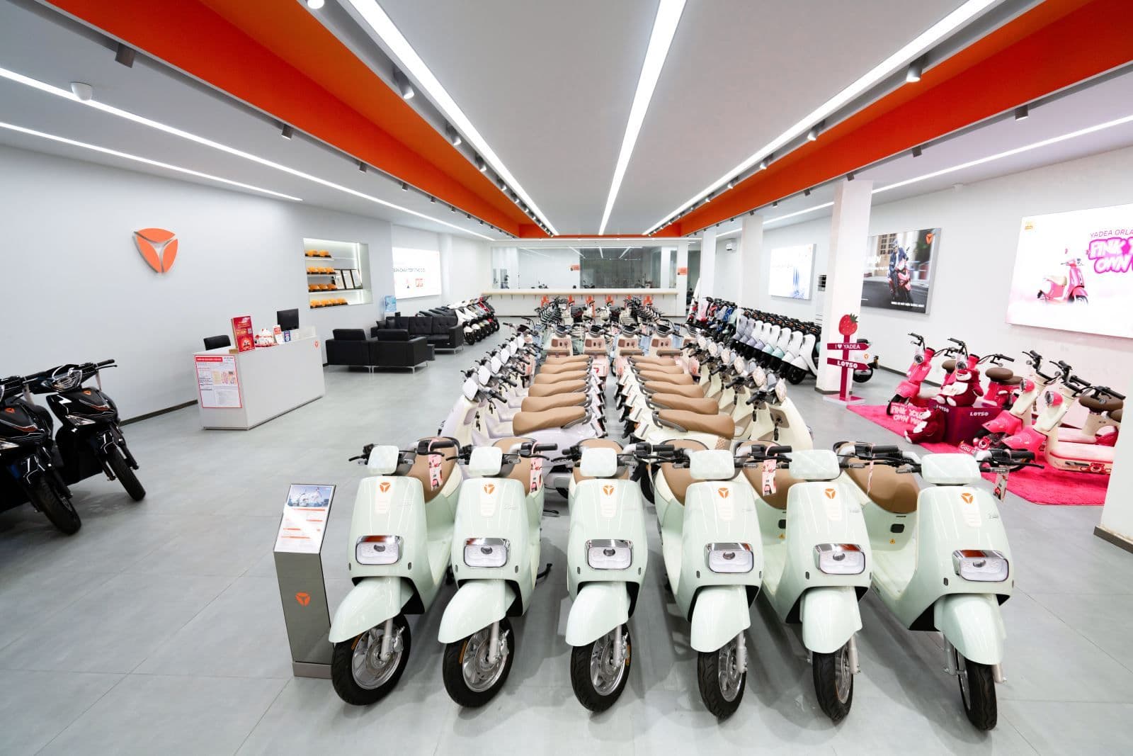 Showroom xe máy điện Yadea với nhiều mẫu xe đa dạng, thể hiện sự phát triển mạnh mẽ của thị trường xe máy điện tại Việt Nam.