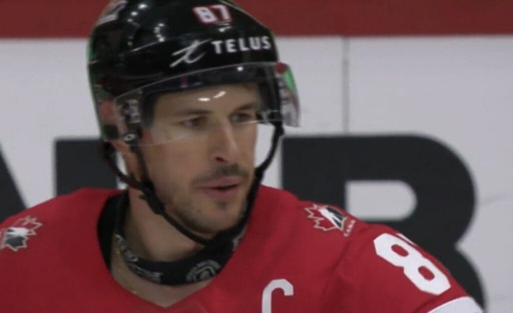 Sidney Crosby, một biểu tượng khúc côn cầu Canada, thể hiện tinh thần thi đấu mãnh liệt trên sân băng.