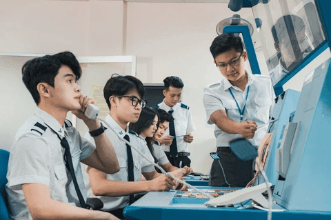 Sinh viên Học viện Hàng không Việt Nam trong giờ thực hành tại trung tâm điều khiển, thể hiện sự chuyên nghiệp và khát vọng chinh phục bầu trời.