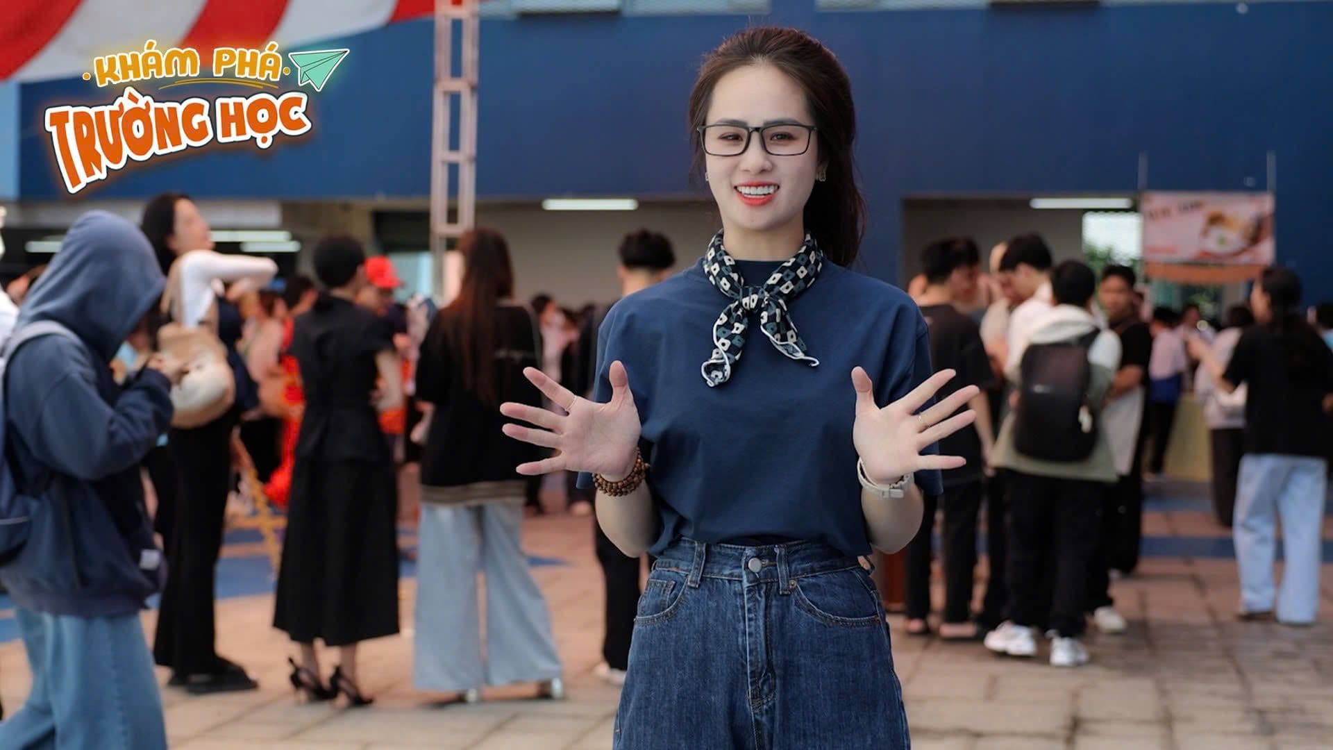 Sinh viên HUFLIT năng động và tự tin tại khuôn viên trường, thể hiện tinh thần phát triển toàn diện.