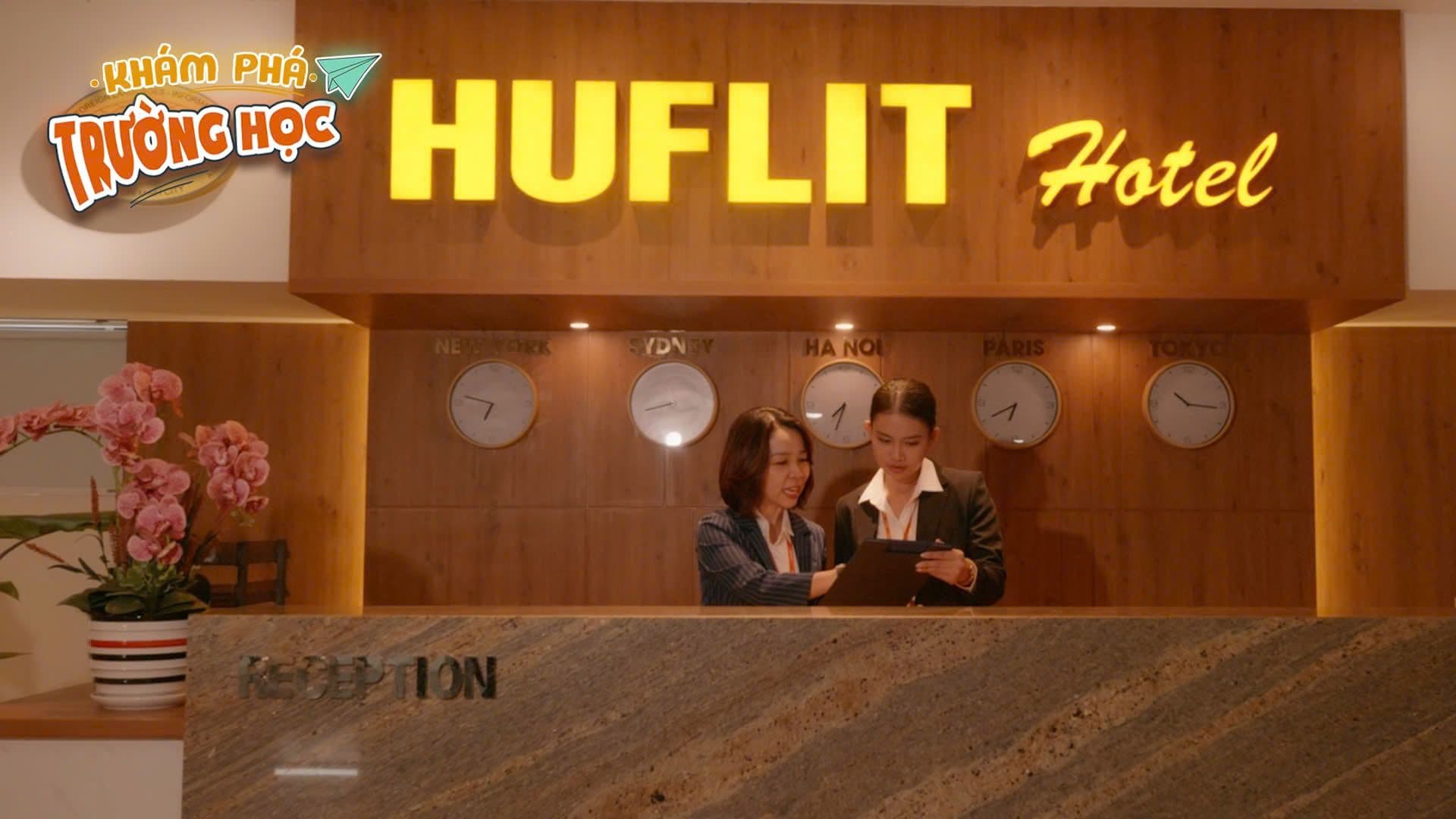 Sinh viên HUFLIT thực hành nghiệp vụ lễ tân tại mô hình khách sạn HUFLIT Hotel, tích lũy kinh nghiệm thực tế.