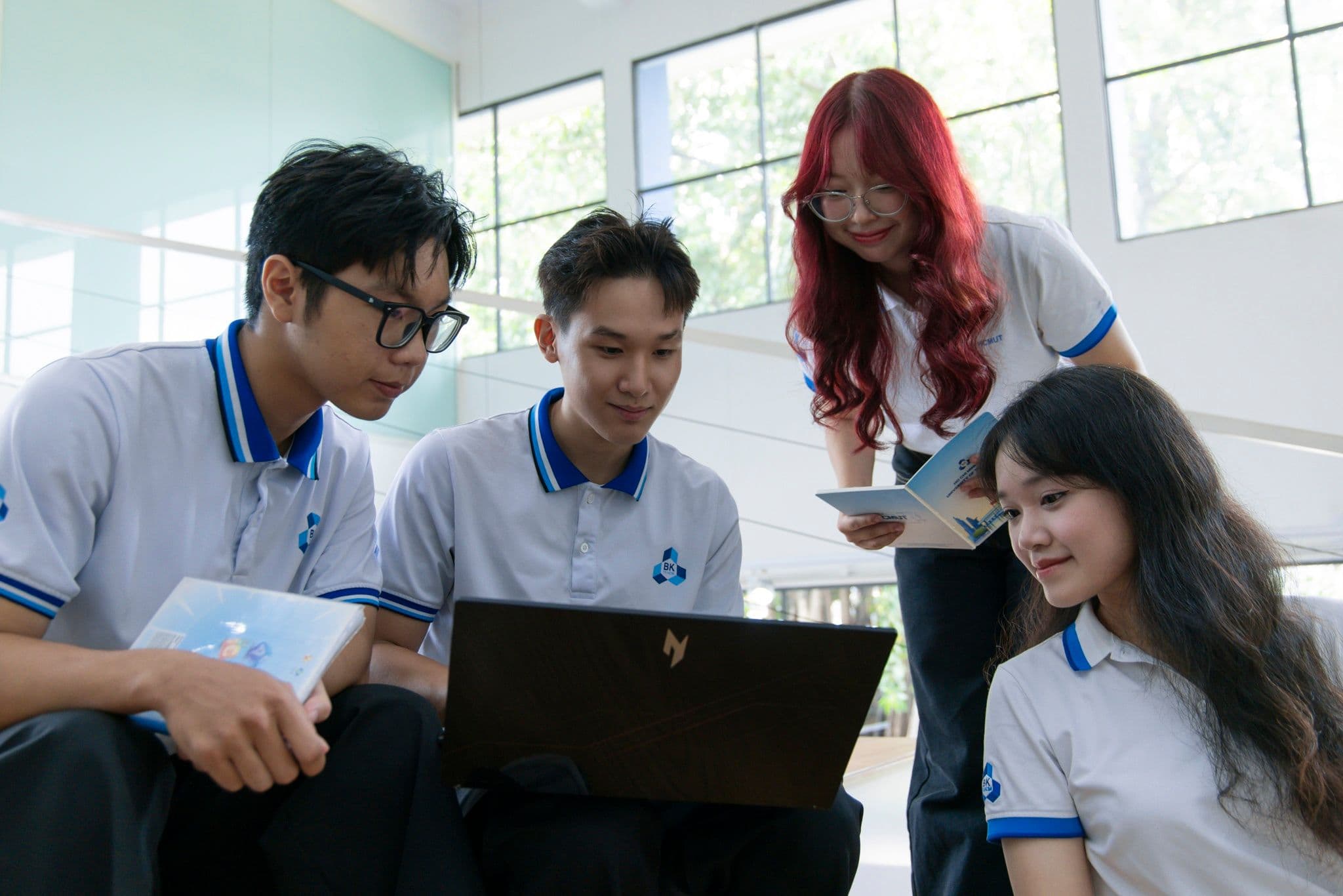Sinh viên đại học học tập và thảo luận, tượng trưng cho sự tự chủ và trách nhiệm của các cơ sở giáo dục đại học.