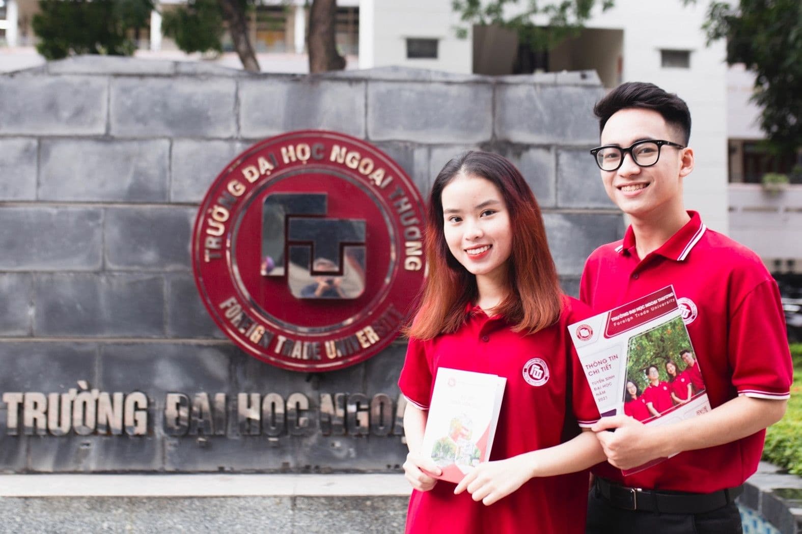 Sinh viên Đại học Ngoại thương trước tòa nhà trường, thể hiện tinh thần học thuật và đổi mới.