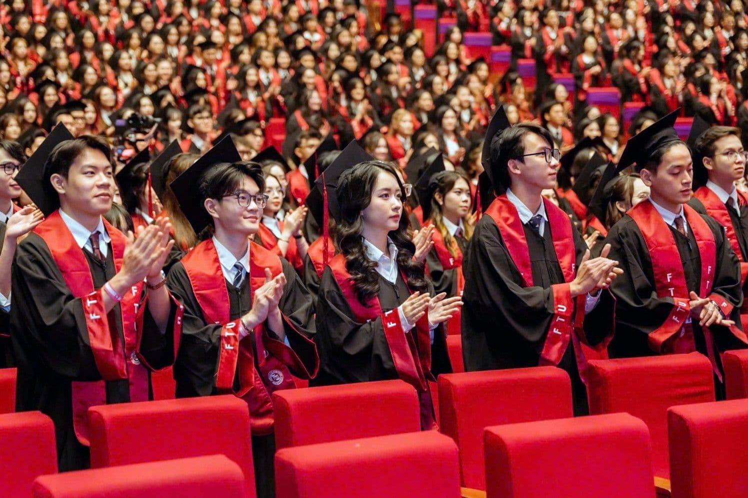 Sinh viên Đại học Ngoại thương trong lễ tốt nghiệp, biểu tượng cho thành quả giáo dục và tầm vóc trường.