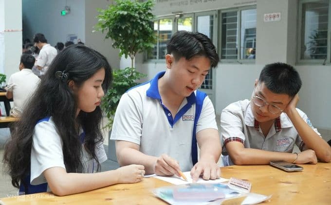 Sinh viên Đại học Sư phạm Kỹ thuật TP HCM thảo luận, học tập, thể hiện tinh thần khai phóng tiềm năng công nghệ.