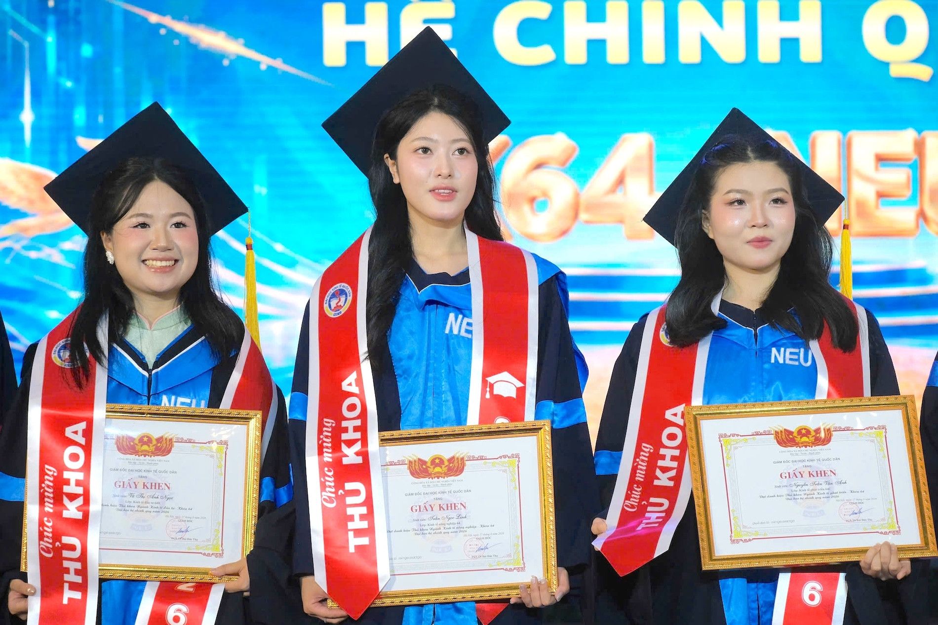 Sinh viên tốt nghiệp Đại học Kinh tế Quốc dân, biểu tượng của sự nỗ lực và thành công.
